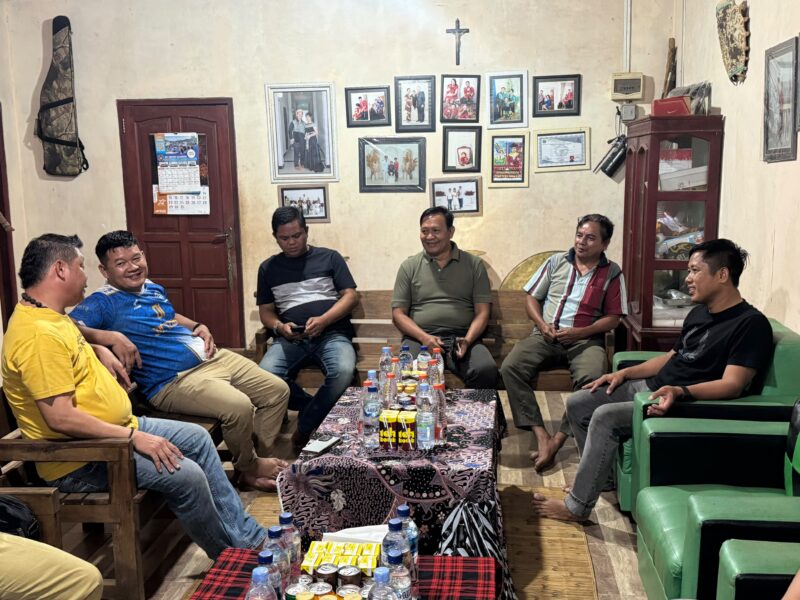 Keterangan Foto:
Suasana silaturahmi dalam rangka mempererat tali persaudaraan serta memperkuat komitmen bersama menjaga rasa aman, tenteram, dan damai guna menciptakan situasi yang kondusif di wilayah Rumpun Asa, Kabupaten Kutai Barat. Foto: Melky Malis/TrackPeristiwa.com