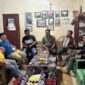 Keterangan Foto:
Suasana silaturahmi dalam rangka mempererat tali persaudaraan serta memperkuat komitmen bersama menjaga rasa aman, tenteram, dan damai guna menciptakan situasi yang kondusif di wilayah Rumpun Asa, Kabupaten Kutai Barat. Foto: Melky Malis/TrackPeristiwa.com