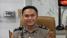 Keterangan Foto

AKP Khairul Umam, S.Tr.K., S.I.K. saat menjalankan tugas sebagai Kepala Satuan Reserse Kriminal (Kasatreskrim) Polres Kutai Barat. Selama kurang lebih tujuh bulan menjabat, ia menangani sejumlah perkara sekaligus membangun komunikasi publik dalam mendukung keterbukaan informasi dan pelayanan kepolisian kepada masyarakat. (Foto: Dok. TrackPeristiwa.com)