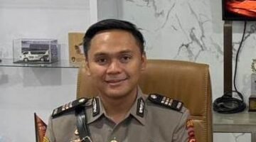 Keterangan Foto

AKP Khairul Umam, S.Tr.K., S.I.K. saat menjalankan tugas sebagai Kepala Satuan Reserse Kriminal (Kasatreskrim) Polres Kutai Barat. Selama kurang lebih tujuh bulan menjabat, ia menangani sejumlah perkara sekaligus membangun komunikasi publik dalam mendukung keterbukaan informasi dan pelayanan kepolisian kepada masyarakat. (Foto: Dok. TrackPeristiwa.com)