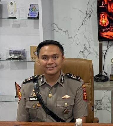 Keterangan Foto

AKP Khairul Umam, S.Tr.K., S.I.K. saat menjalankan tugas sebagai Kepala Satuan Reserse Kriminal (Kasatreskrim) Polres Kutai Barat. Selama kurang lebih tujuh bulan menjabat, ia menangani sejumlah perkara sekaligus membangun komunikasi publik dalam mendukung keterbukaan informasi dan pelayanan kepolisian kepada masyarakat. (Foto: Dok. TrackPeristiwa.com)