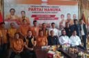 Keterangan Foto:
Ketua DPC Partai Hanura Kutai Barat H. Aula bersama jajaran pengurus Hanura dan Partai Solidaritas Indonesia (PSI) dalam agenda silaturahmi dan komunikasi politik di Sekretariat Partai Hanura, Sampang Raya, Kecamatan Barong Tongkok, Kabupaten Kutai Barat, Jumat (4/9/2026).

Dok. TrackPeristiwa.com