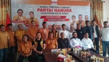 Keterangan Foto:
Ketua DPC Partai Hanura Kutai Barat H. Aula bersama jajaran pengurus Hanura dan Partai Solidaritas Indonesia (PSI) dalam agenda silaturahmi dan komunikasi politik di Sekretariat Partai Hanura, Sampang Raya, Kecamatan Barong Tongkok, Kabupaten Kutai Barat, Jumat (4/9/2026).

Dok. TrackPeristiwa.com