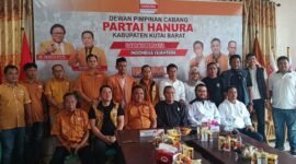 Keterangan Foto:
Ketua DPC Partai Hanura Kutai Barat H. Aula bersama jajaran pengurus Hanura dan Partai Solidaritas Indonesia (PSI) dalam agenda silaturahmi dan komunikasi politik di Sekretariat Partai Hanura, Sampang Raya, Kecamatan Barong Tongkok, Kabupaten Kutai Barat, Jumat (4/9/2026).

Dok. TrackPeristiwa.com