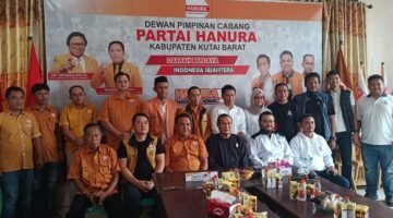 Keterangan Foto:
Ketua DPC Partai Hanura Kutai Barat H. Aula bersama jajaran pengurus Hanura dan Partai Solidaritas Indonesia (PSI) dalam agenda silaturahmi dan komunikasi politik di Sekretariat Partai Hanura, Sampang Raya, Kecamatan Barong Tongkok, Kabupaten Kutai Barat, Jumat (4/9/2026).

Dok. TrackPeristiwa.com