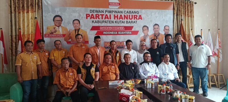 Keterangan Foto:
Ketua DPC Partai Hanura Kutai Barat H. Aula bersama jajaran pengurus Hanura dan Partai Solidaritas Indonesia (PSI) dalam agenda silaturahmi dan komunikasi politik di Sekretariat Partai Hanura, Sampang Raya, Kecamatan Barong Tongkok, Kabupaten Kutai Barat, Jumat (4/9/2026).

Dok. TrackPeristiwa.com