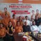 Keterangan Foto:
Ketua DPC Partai Hanura Kutai Barat H. Aula bersama jajaran pengurus Hanura dan Partai Solidaritas Indonesia (PSI) dalam agenda silaturahmi dan komunikasi politik di Sekretariat Partai Hanura, Sampang Raya, Kecamatan Barong Tongkok, Kabupaten Kutai Barat, Jumat (4/9/2026).

Dok. TrackPeristiwa.com